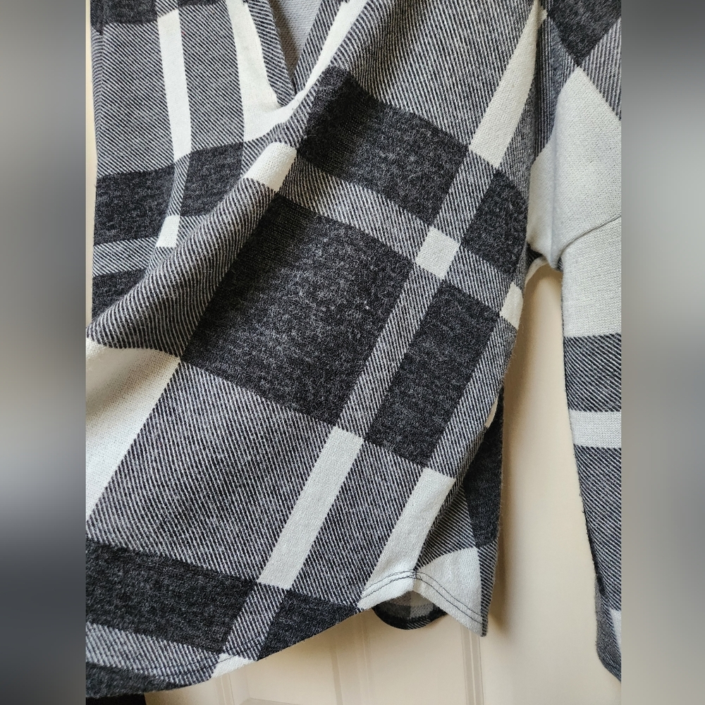 Wanna Be Black and White Plaid V-Neck Top - Picture 3 of 8